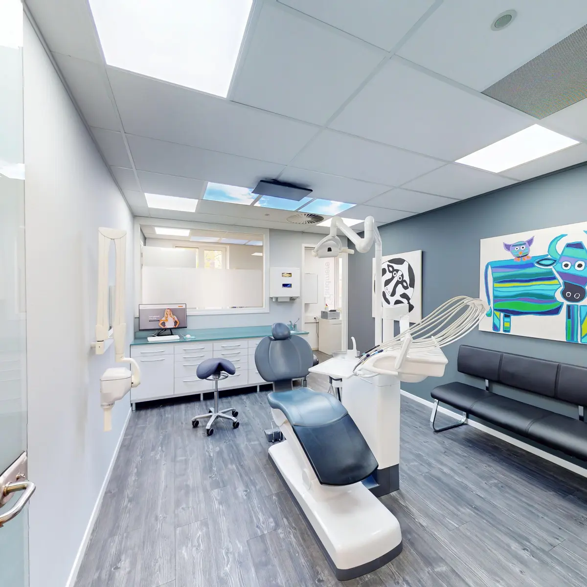Treatment room with a bench and glass door in Almere-Poort