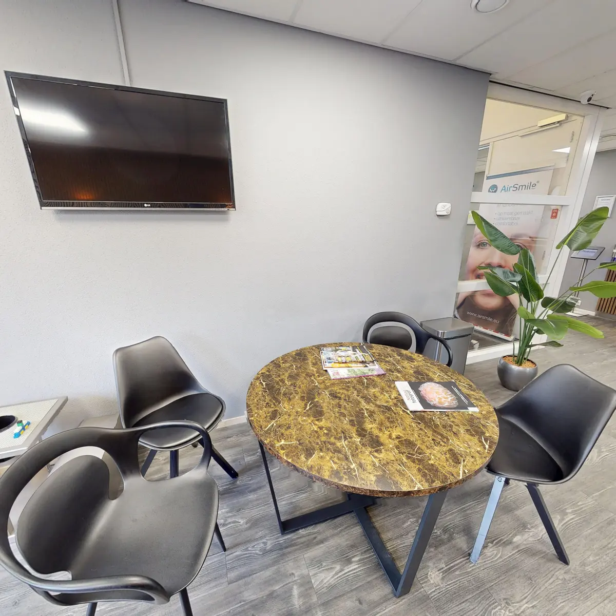 Reading table with magazines in the Almere-Poort waiting area